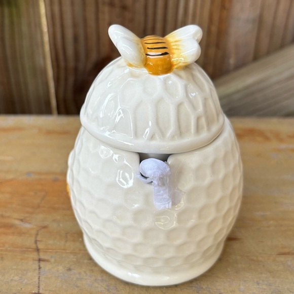 New Maxcera Ceramic Honeycomb Textured Honey Pot & Spoon with 3D Honey Bees - Picture 4 of 9